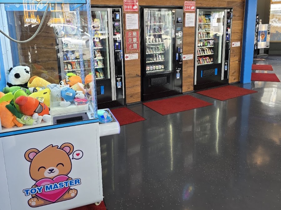 Blick in den Captain Snack Automatenkiosk mit Snack-Automaten und Greifautomat