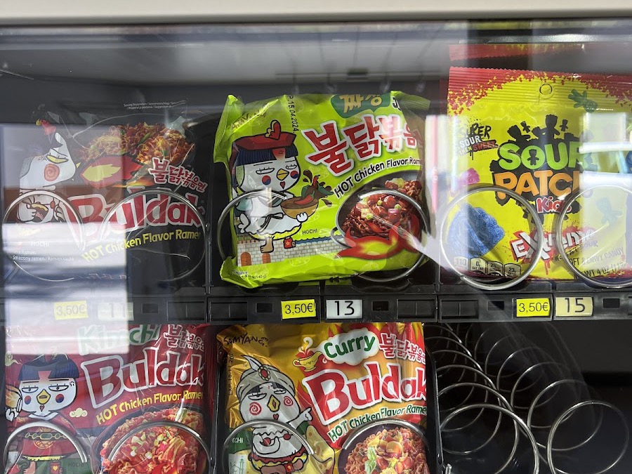 Internationale Snacks wie Buldak Ramen und Sour Patch im Automaten